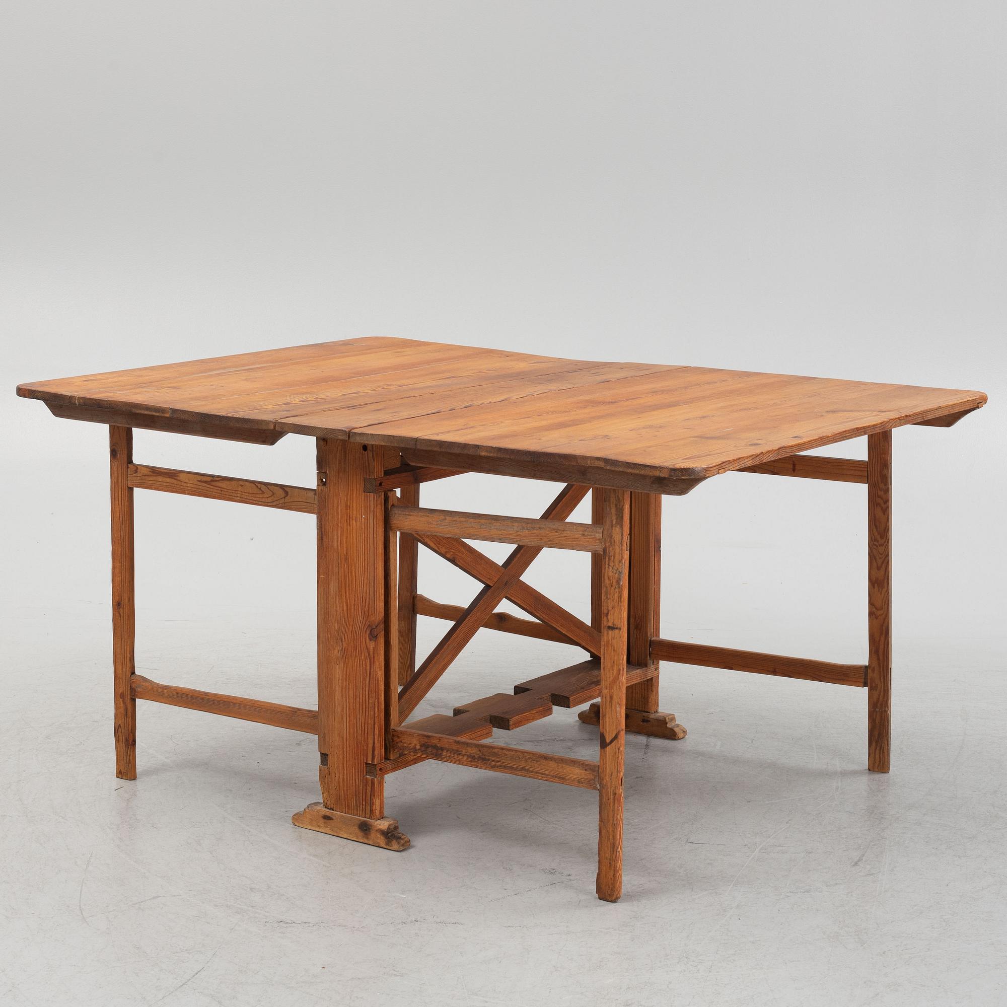 A pine gate-leg table, 19th Century.