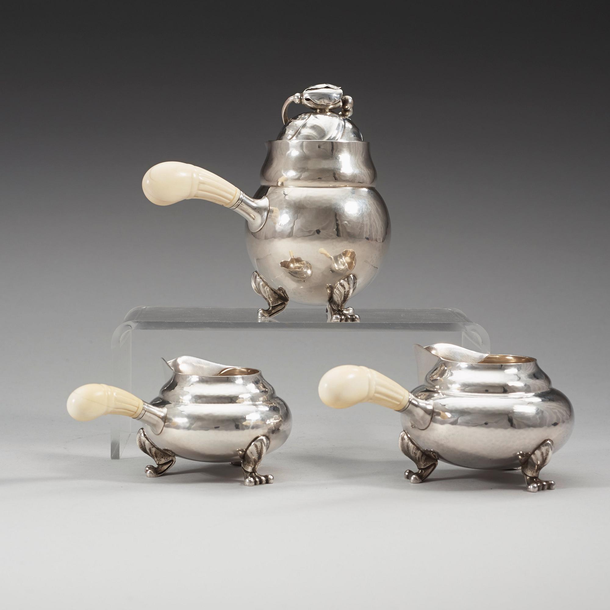GEORG JENSEN, chokladkanna samt två st gräddkannor, "Magnolia/Blossom, Köpenhamn 1925-32 samt 1933-44,