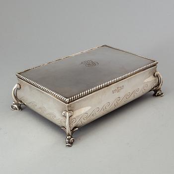 A silver cigar box by firma Karl Anderson in Stockholm 1927.