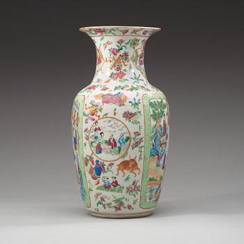 A famille rose Canton vase, Qing dynasty, 19th Century.