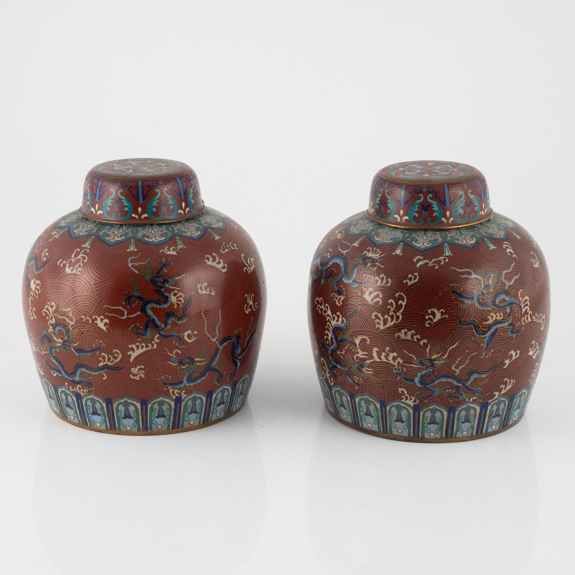 Urnor med lock, ett par, cloisonné. Kina, 1900-tal.