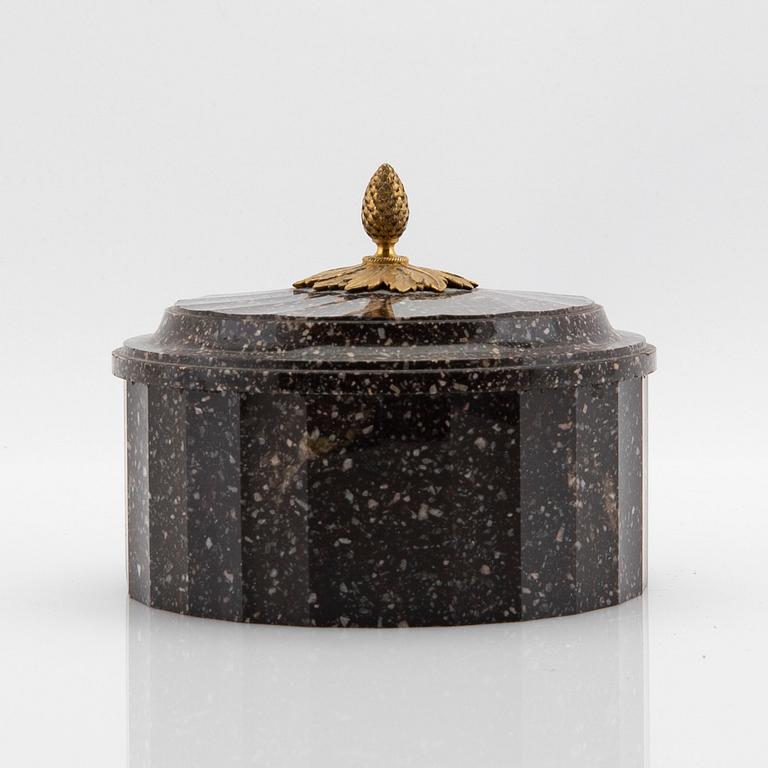 Butter box with lid, Älvdalen, early 19th century, Empire style.