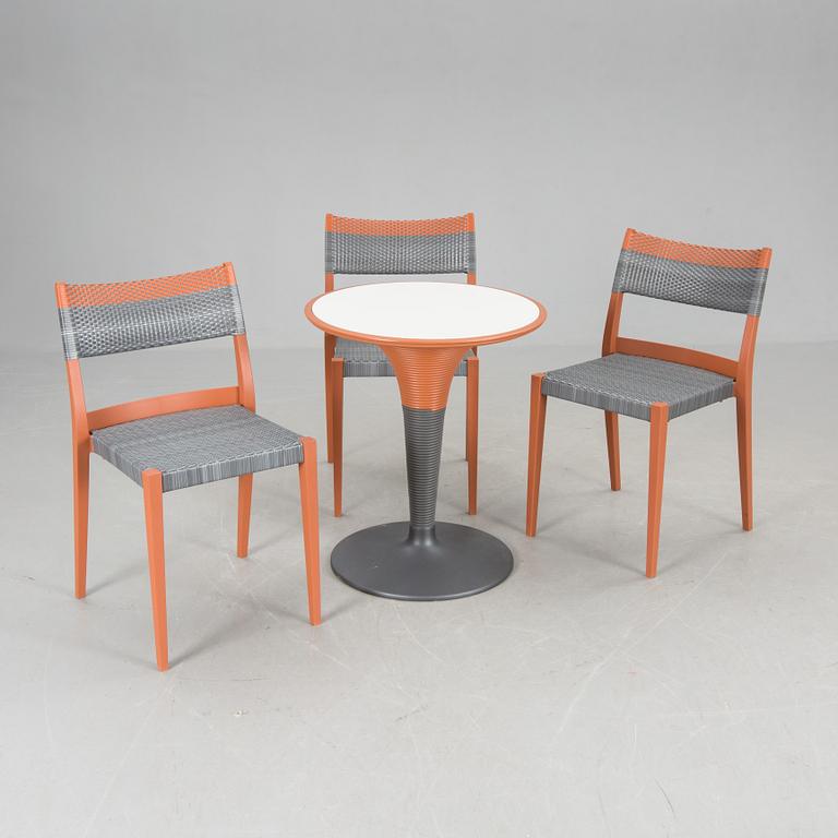 STOLAR, 3 st samt BORD, "Play", Philippe Starck och  Eugeni Quittlet för Dedon. 2000-tal.