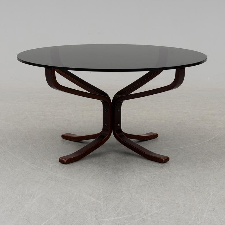 A pair of easy chairs and a table by Sigurd Ressel.