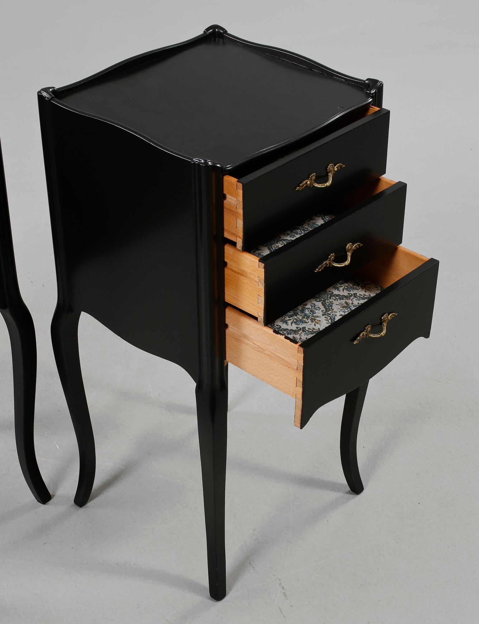 SÄNGBORD, ett par, rokokostil, 1900-talets andra hälft.