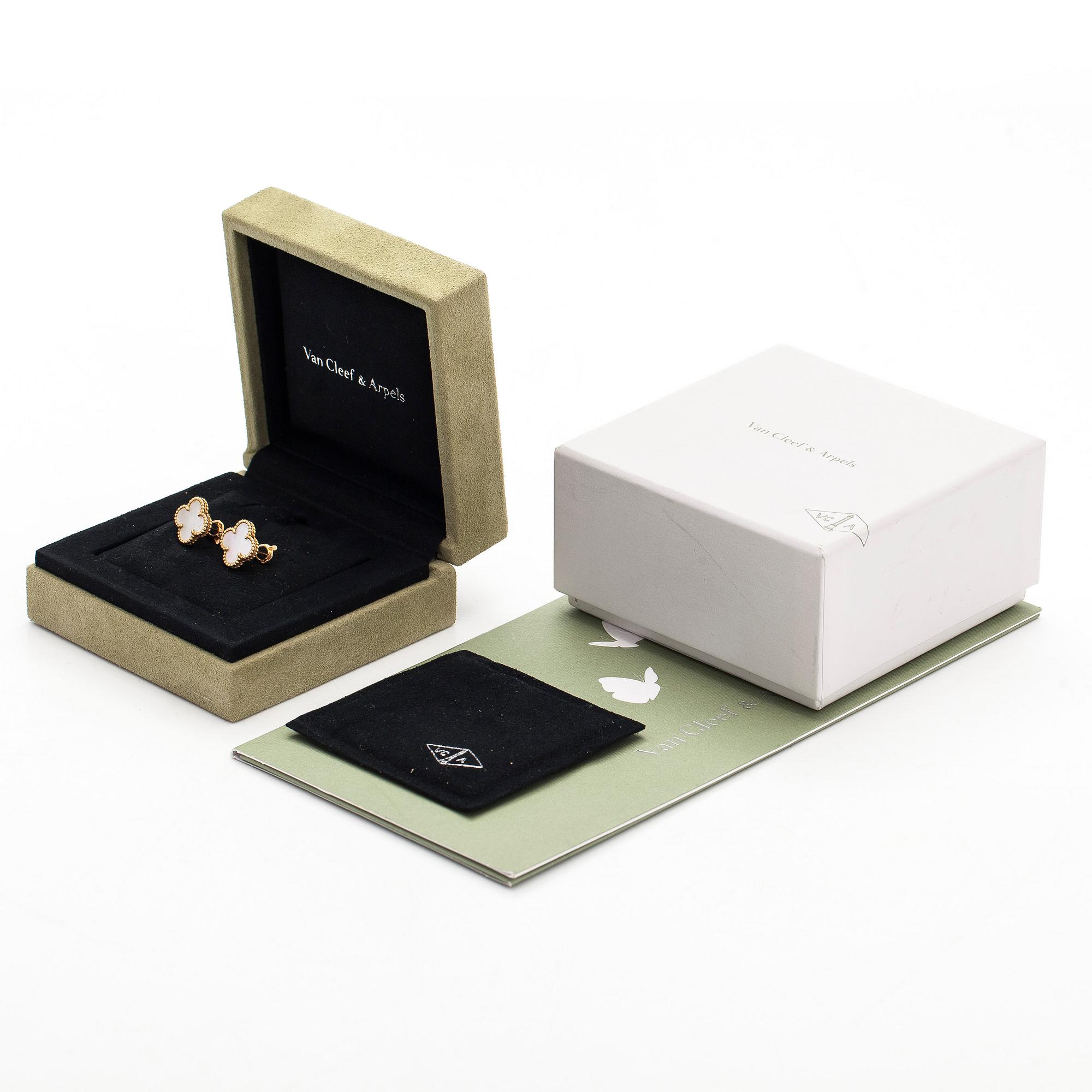 Van Cleef & Arpels, Örhängen, ett par, "Alhambra" 18K guld med pärlemor.