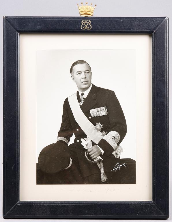 KUNGLIGT FOTOGRAFI MED AUTOGRAF, Prins Bertil. Fotograf Bergne, sign o dat 1967.