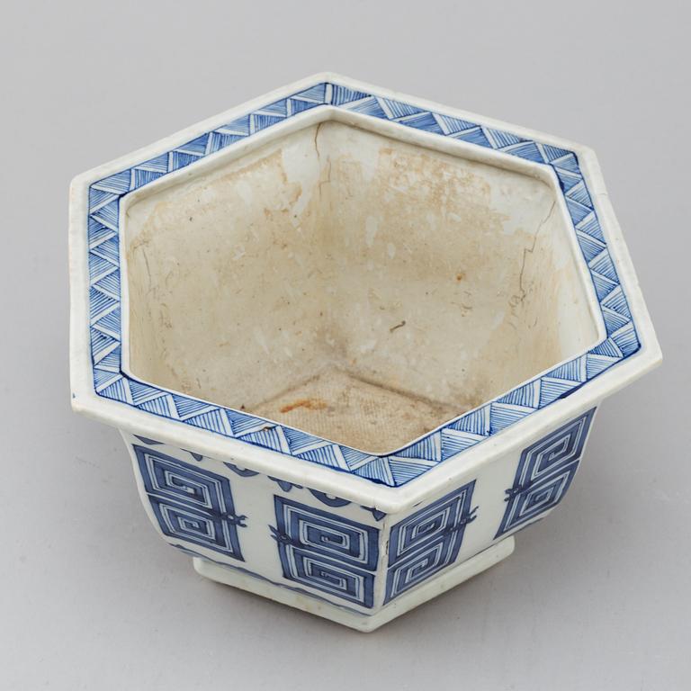 A blue and white pot, Qing dynasty, 19th century.