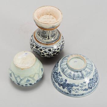 A blue and white vase, bowl and pot, South East Asia, 16th/17th Century.