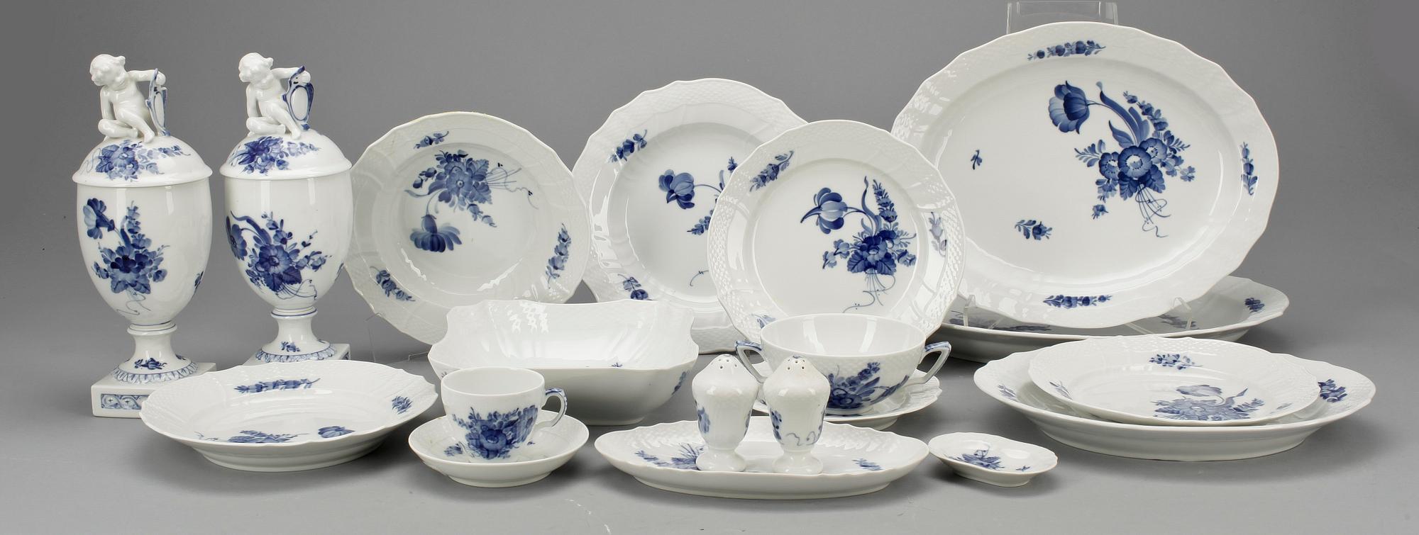 SERVISDELAR, 90 st, "Blå blomst", Royal Copenhagen.