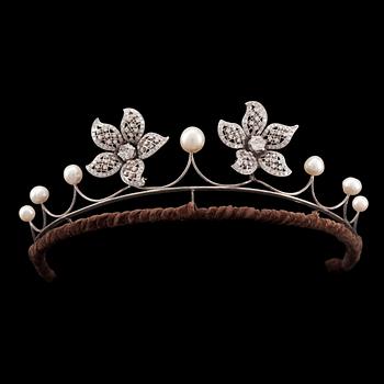 1085. DIADEM/BROSCHER, orientaliska pärlor samt 2 st avtagbara broscher med gammal- samt 8/8-slipade diamanter tot. ca 4 ct.