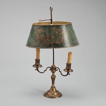 BORDSLAMPA, så kallad bouillottelampa, Louis XV-stil, 1900-talets första hälft.