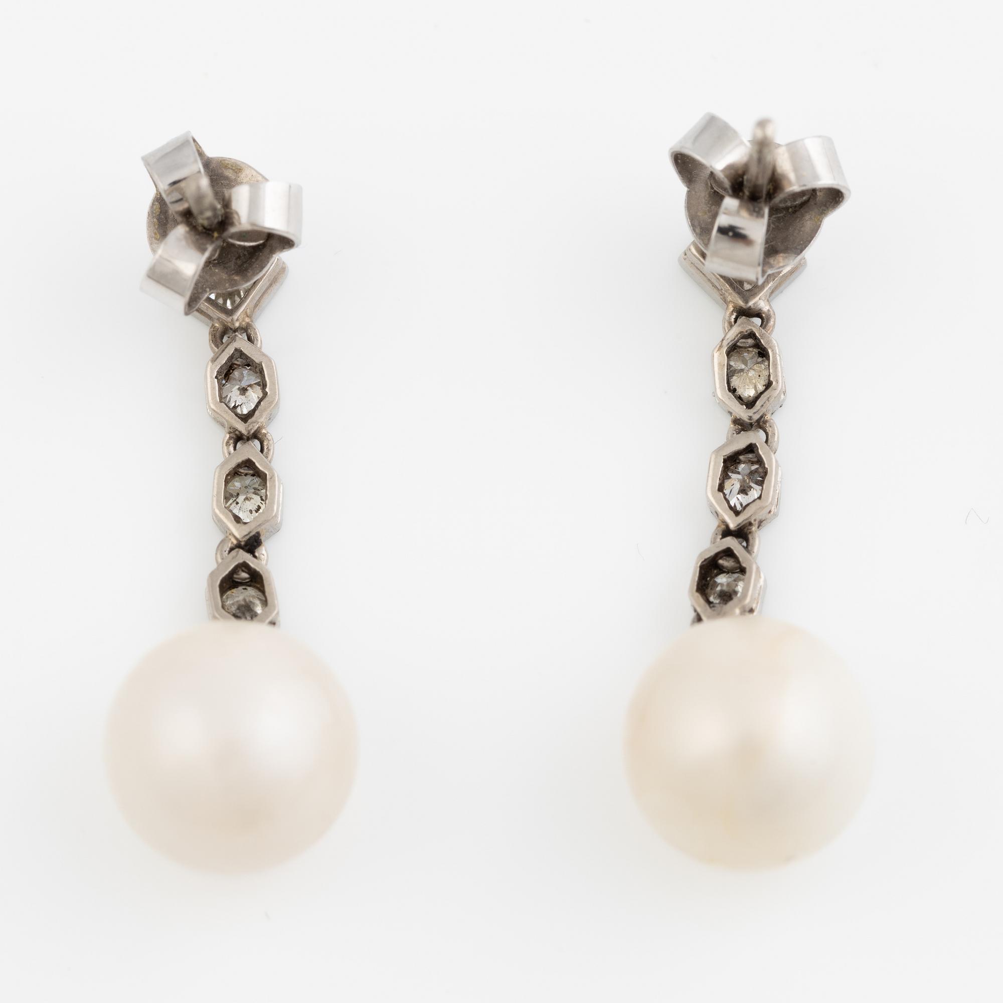 Earrings 18K white gold with pearls and brilliant-cut diamonds, probably from the first half of the 20th century.