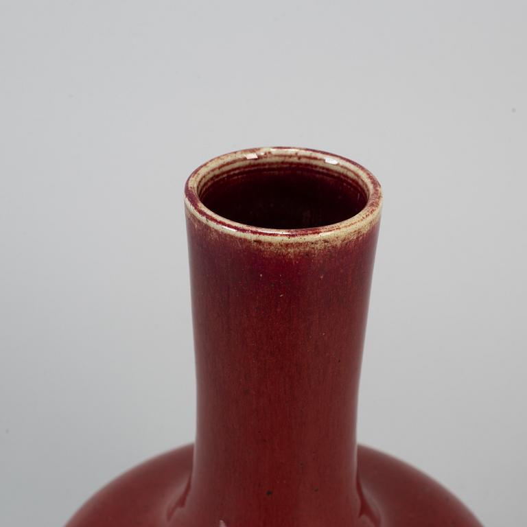 A sang de beuof porcelain vase, Qing dynasty, 19th century.