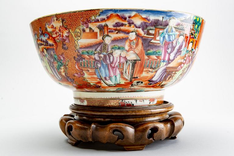 A famille rose punch bowl, Qing dynasty, Qianlong (1736-95).