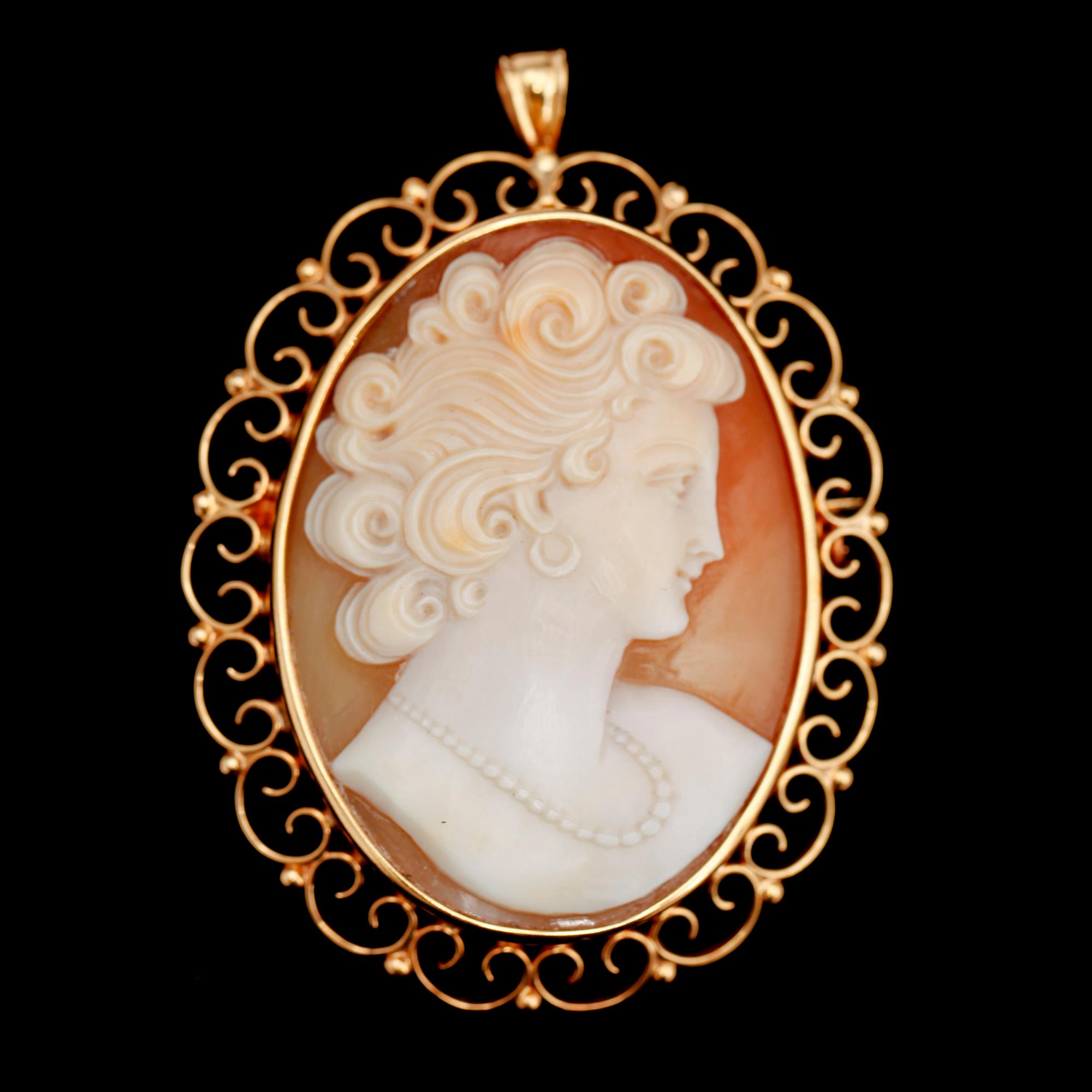 HÄNGE, 18 k guld, GBH 1963, med skuren snäckskalskamé.