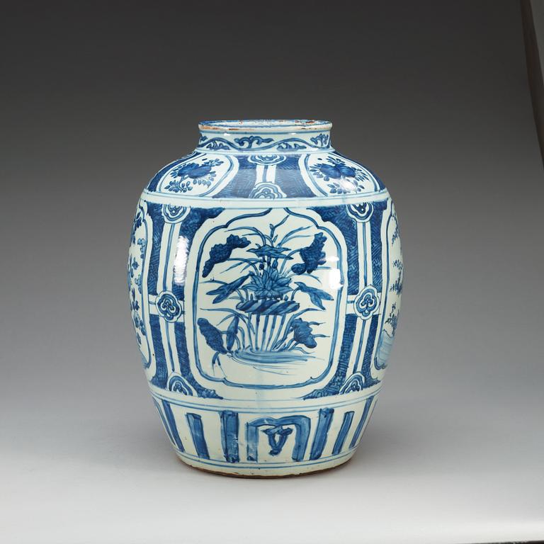 A large blue and white jar, Ming dynasty, Wanli (1573-1620).