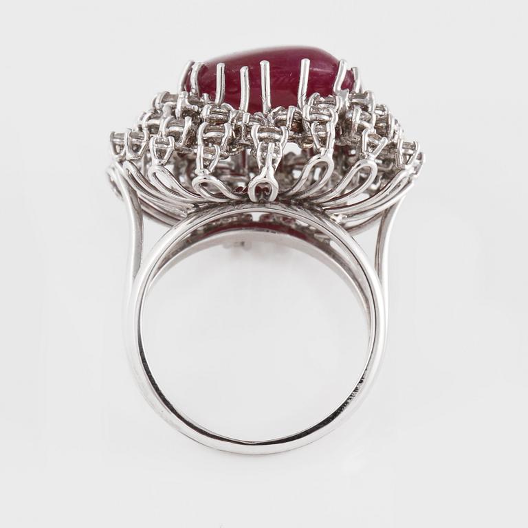 RING, 18K vitguld med naturlig cabochonslipad rubin, 16.15 ct samt små briljantslipade diamanter. Vikt 14,1 gram.