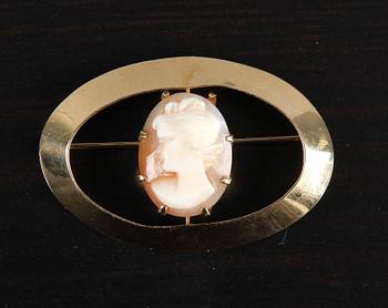 BROSCH MED CAMÉ. 18k guld. Tot 4 gr.