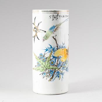 PENSELVAS, porslin, Kina, 1800-/1900-tal.