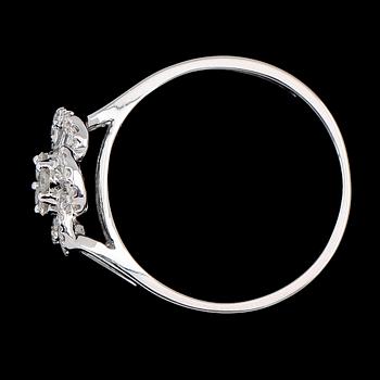 RING, 18K vitguld, diamanter tot ca 0.37 ct.