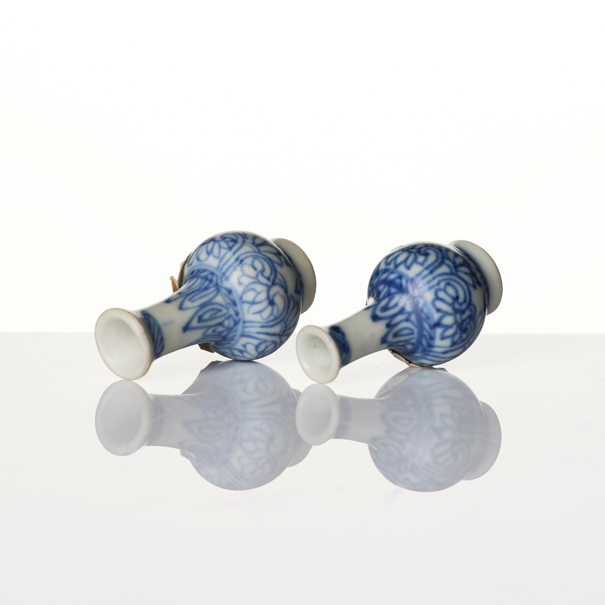 A pair of Chinese blue and white 'Vung Tau Cargo' porcelain miniature vases, Qing dynasty, around 1690.