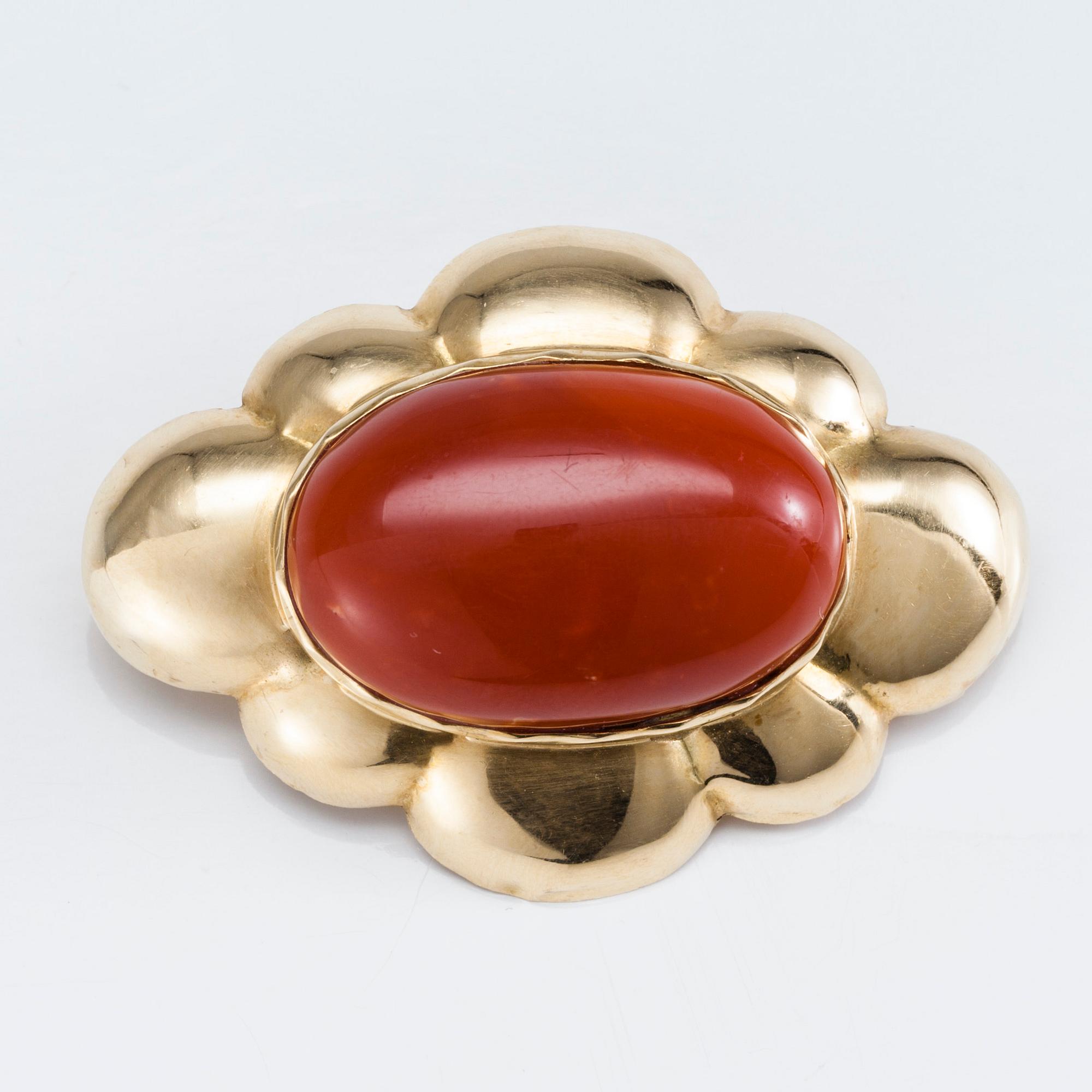 BROSCH, guld 18K och cabochonslipad korall, Italien 1900-talets början.