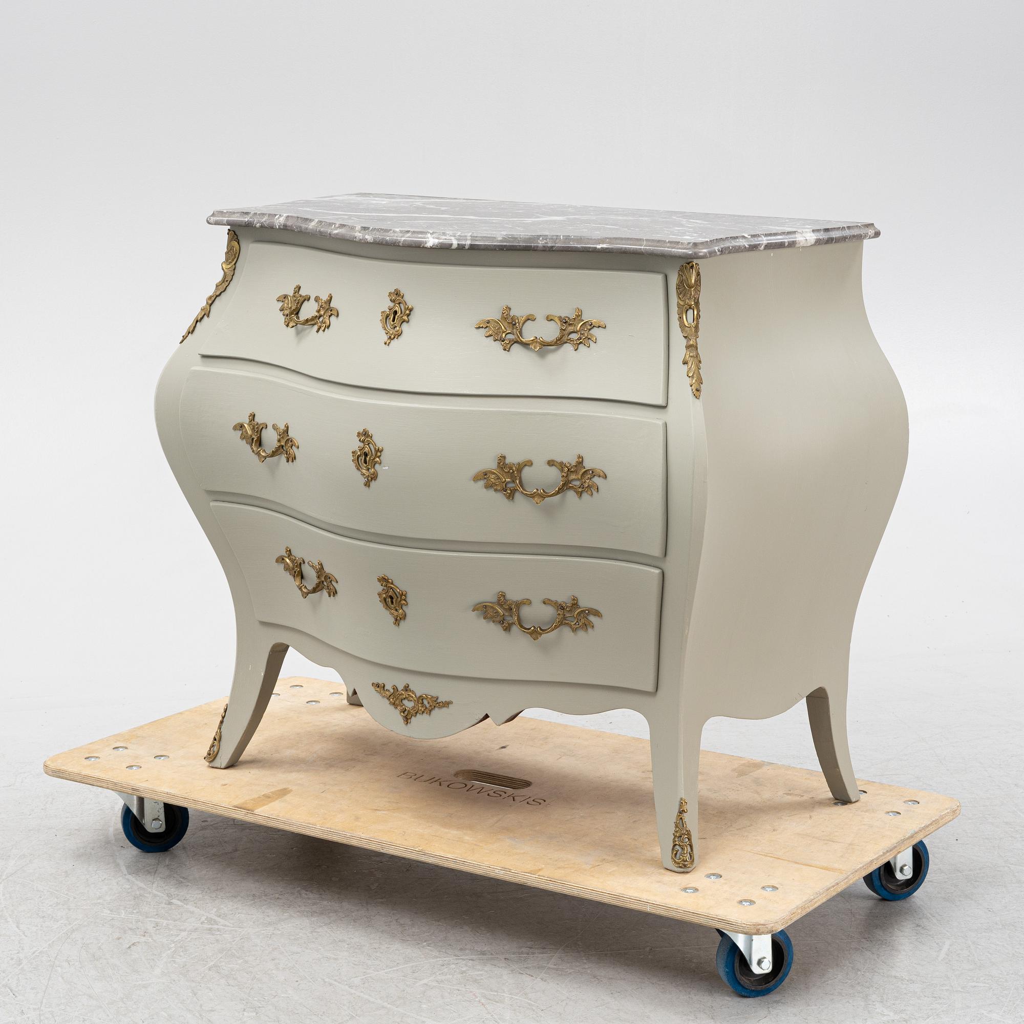 A painted rococo style chest of drawers, with av marble top, 20th Century.