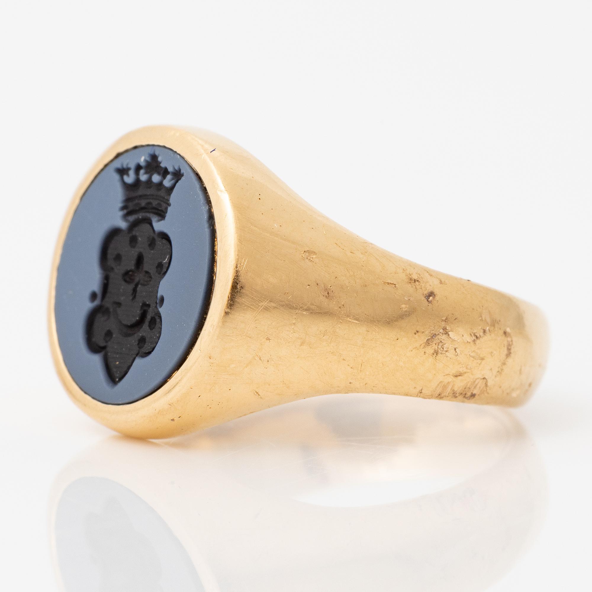 Signet ring 18K gold with agate.