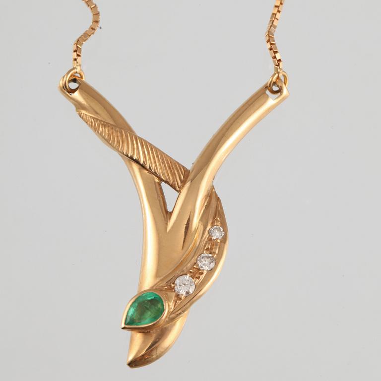 COLLIER, 18K guld med 3 briljantslipade diamanter samt troligtvis med droppslipad smaragd. Vikt 14,5 gram.