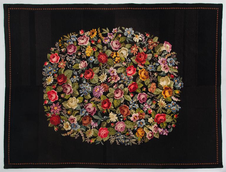 A wall textile from around 1900, size 199 x 259 cm.