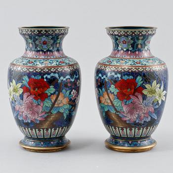 VASER, ett par, cloisonné, 1900-talets andra hälft.