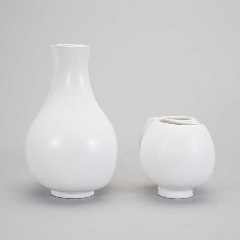 WILHELM KÅGE, vaser, 2 st "Surrea", vit cararragods, Gustavsberg.