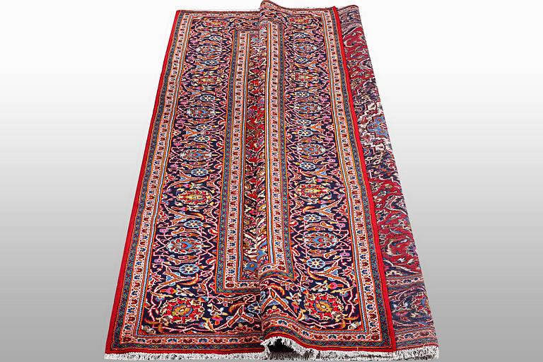 A carpet, Kashan, ca 354 x 251 cm.