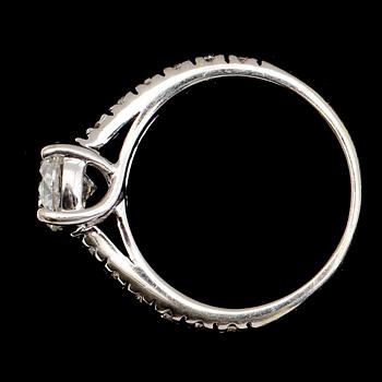 RING, 14 k vitguld, briljantslipade diamanter tot ca 1,0 ct.