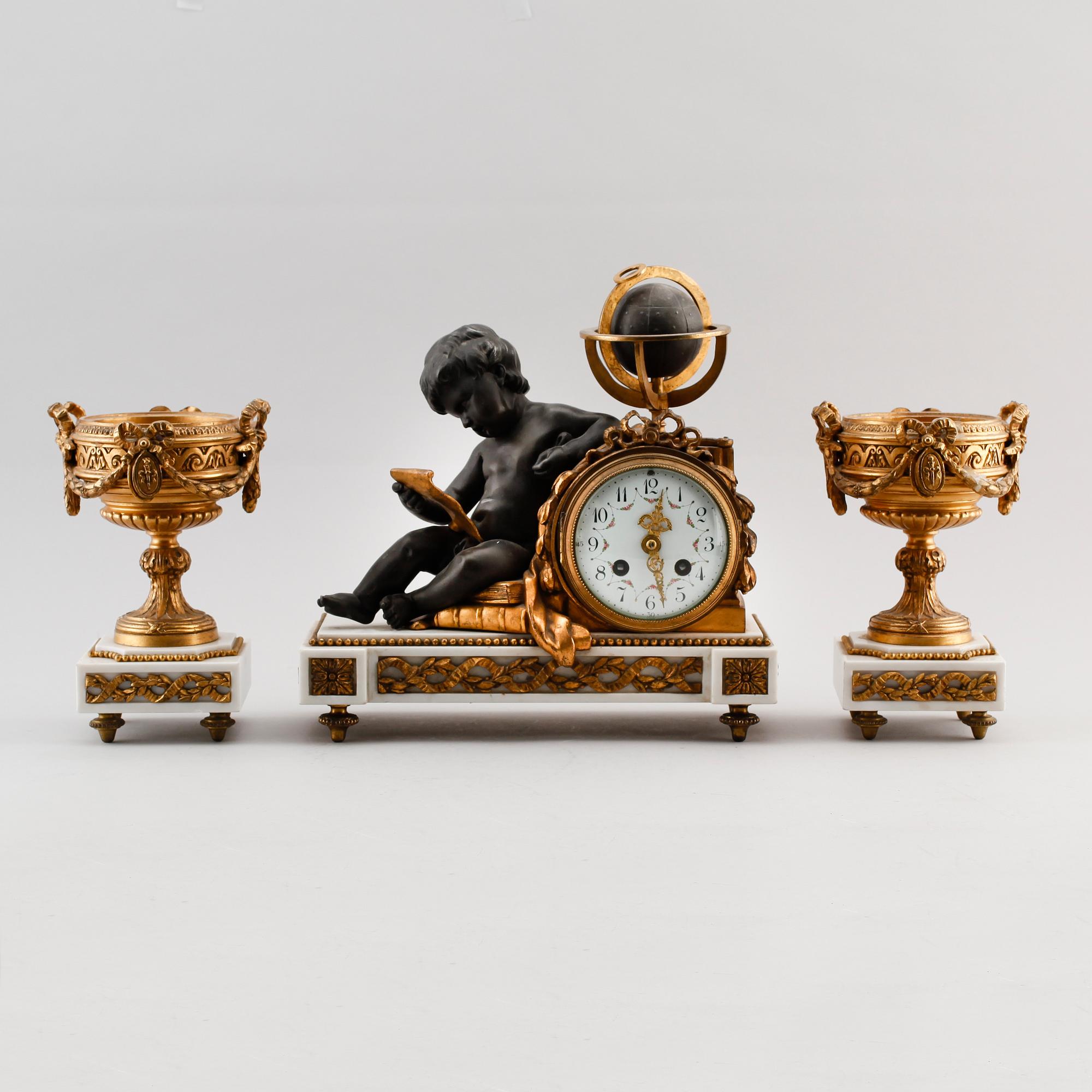 KLOCKGARNITYR, 3 delar, marmor och mässing, Louis Seizestil, Frankrike, 1800-talets andra hälft.