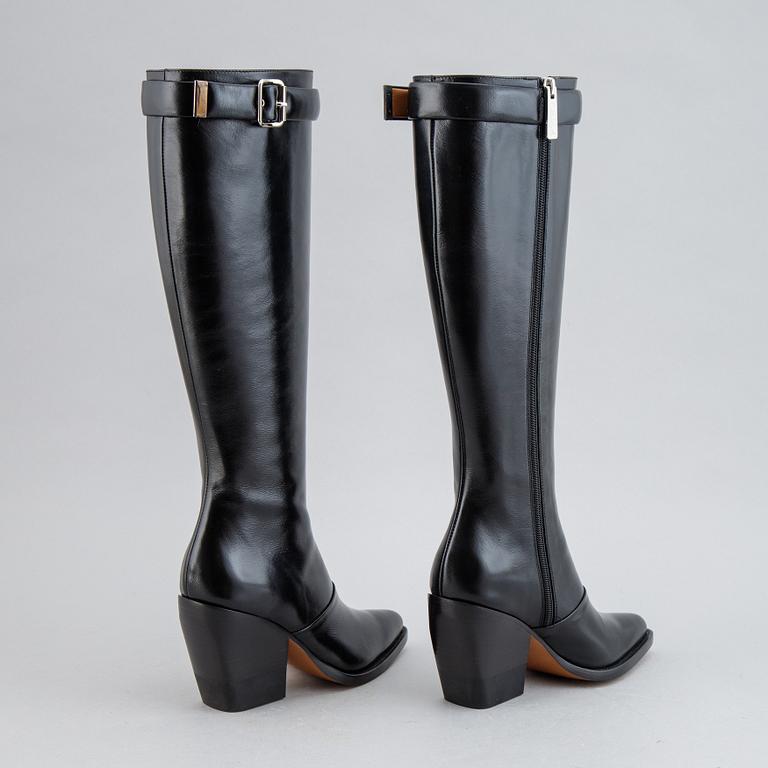 Chloé, a pair of black leather 'Serina' boots, size 36½.