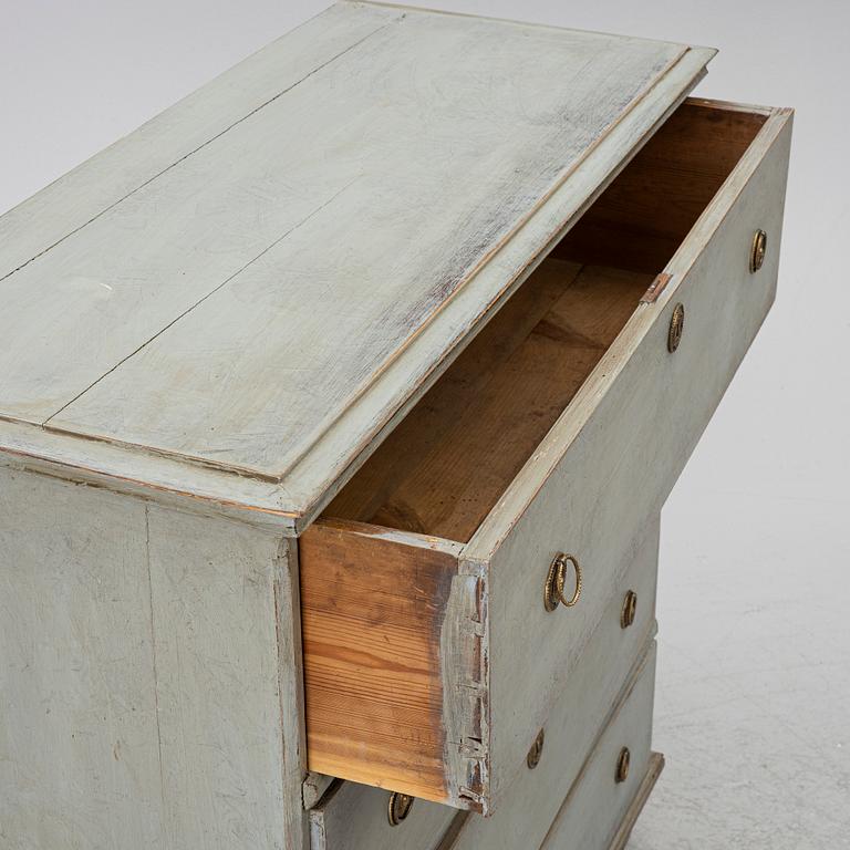 A chest of drawers, 19th century.