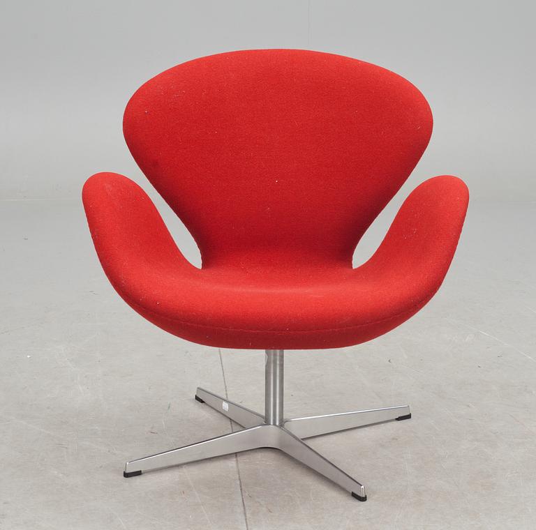 FÅTÖLJ."Svanen" av Arne Jacobsen för Fritz Hansen, Danmark.