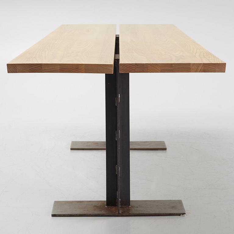 Matbord, tillverkat på Sävar snickeri.