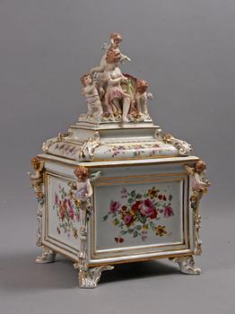 ASK MED LOCK, porslin. Rokokostil.