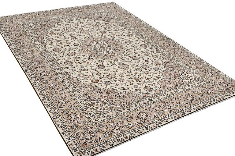 A carpet, Kashan, ca 341 x 240 cm.