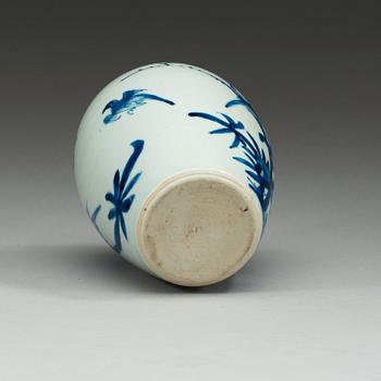 A blue and white Transitional vase, 17th Century.