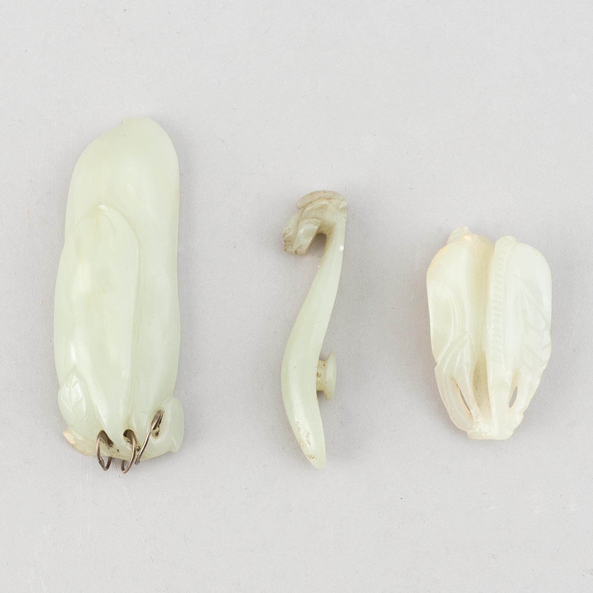 Bältespänne samt skulpturer, 2 st, nefrit. Kina, tidigt 1900-tal.