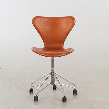 ARNE JACOBSEN, skrivbordsstol "Sjuan", för Fritz Hansen Danmark 1992.