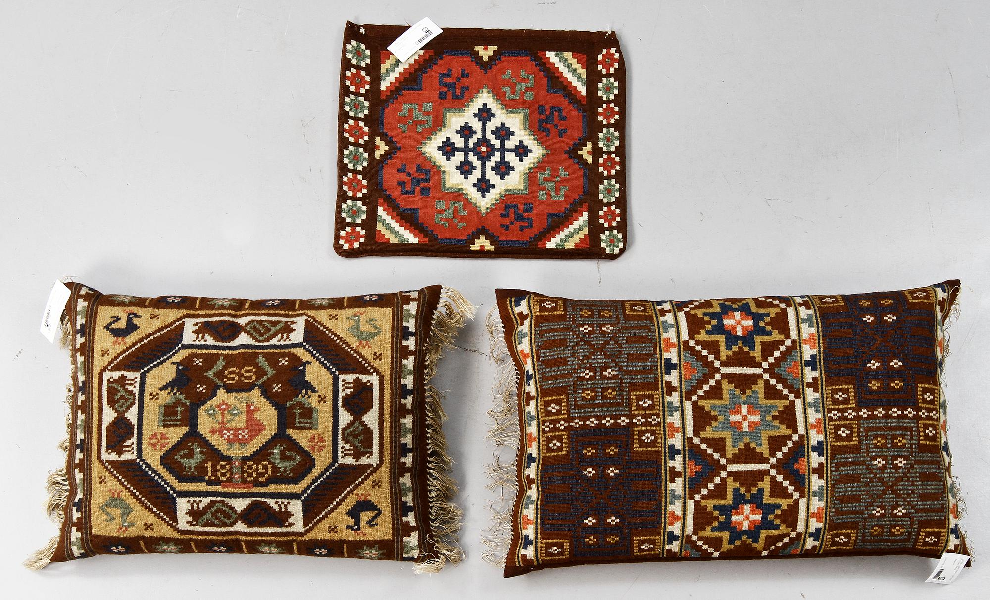KUDDAR, 2 st samt KUDDFODRAL, allmogestil, 1900-tal.