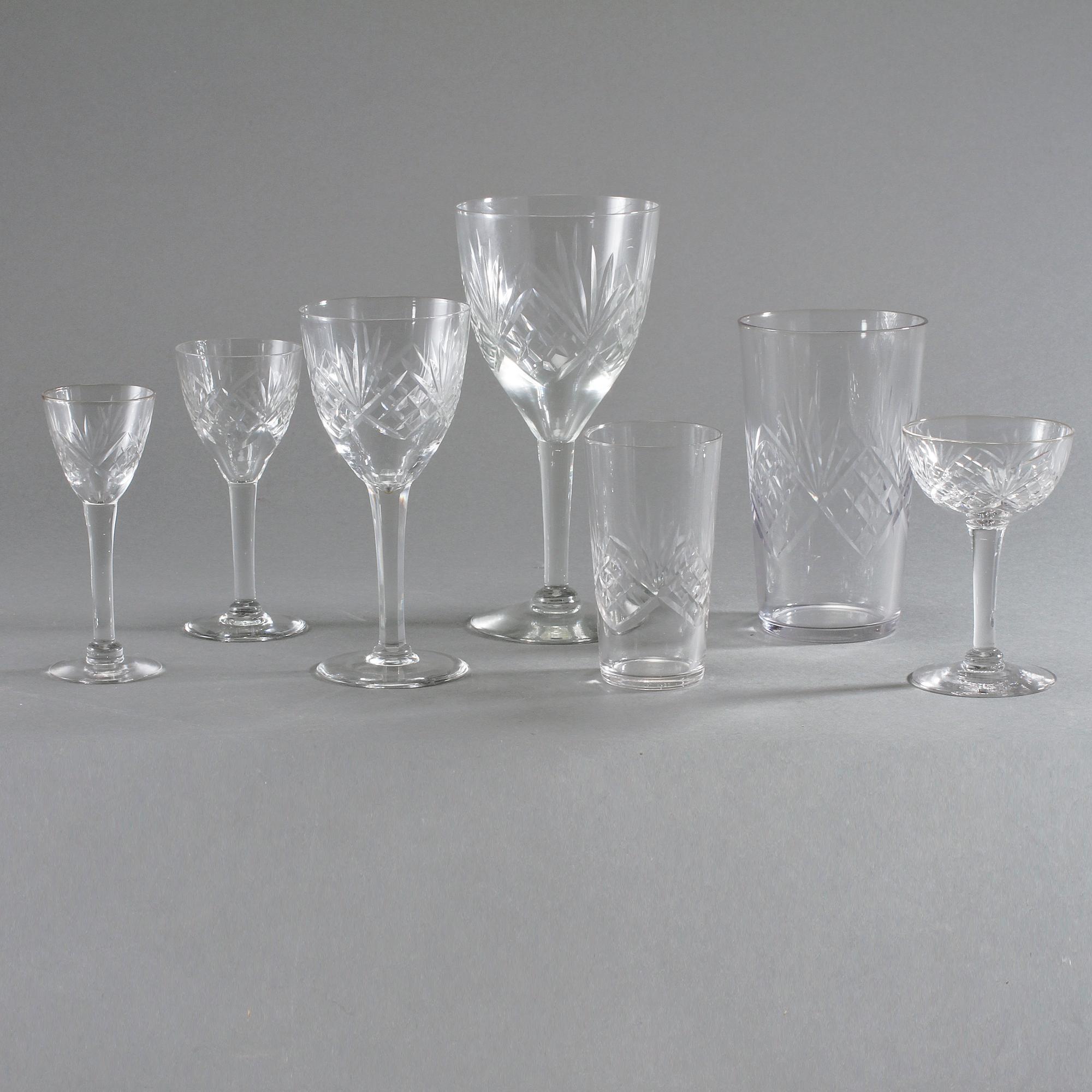 GLASSERVIS, 85 delar, Helgaliknande modell, 1900-tal.