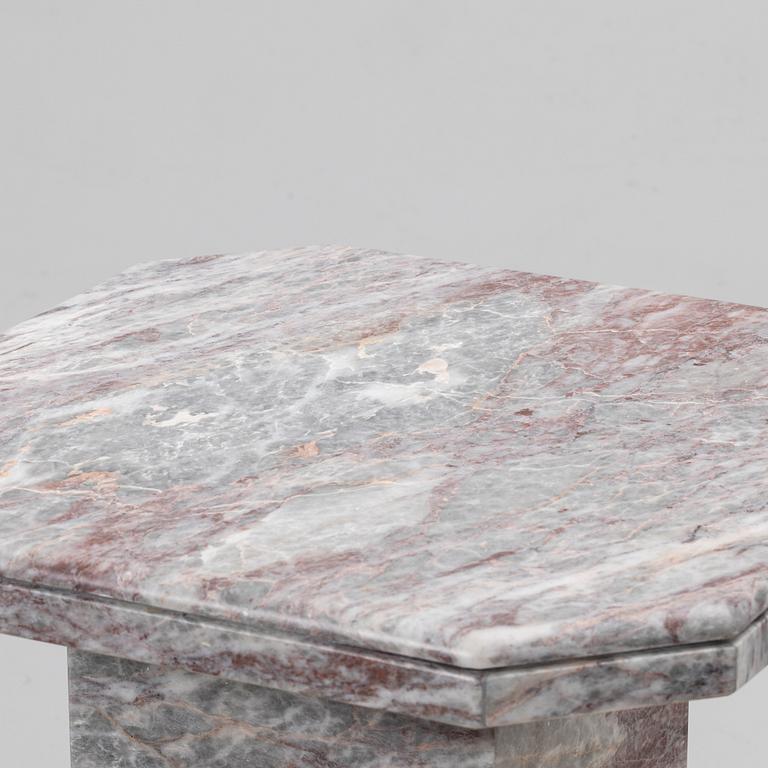 Sidobord, marmor, 1900/2000-tal.