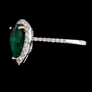 RING, 18K vitguld, smaragd ca 2.08 ct, diamanter tot ca 0.40 ct.