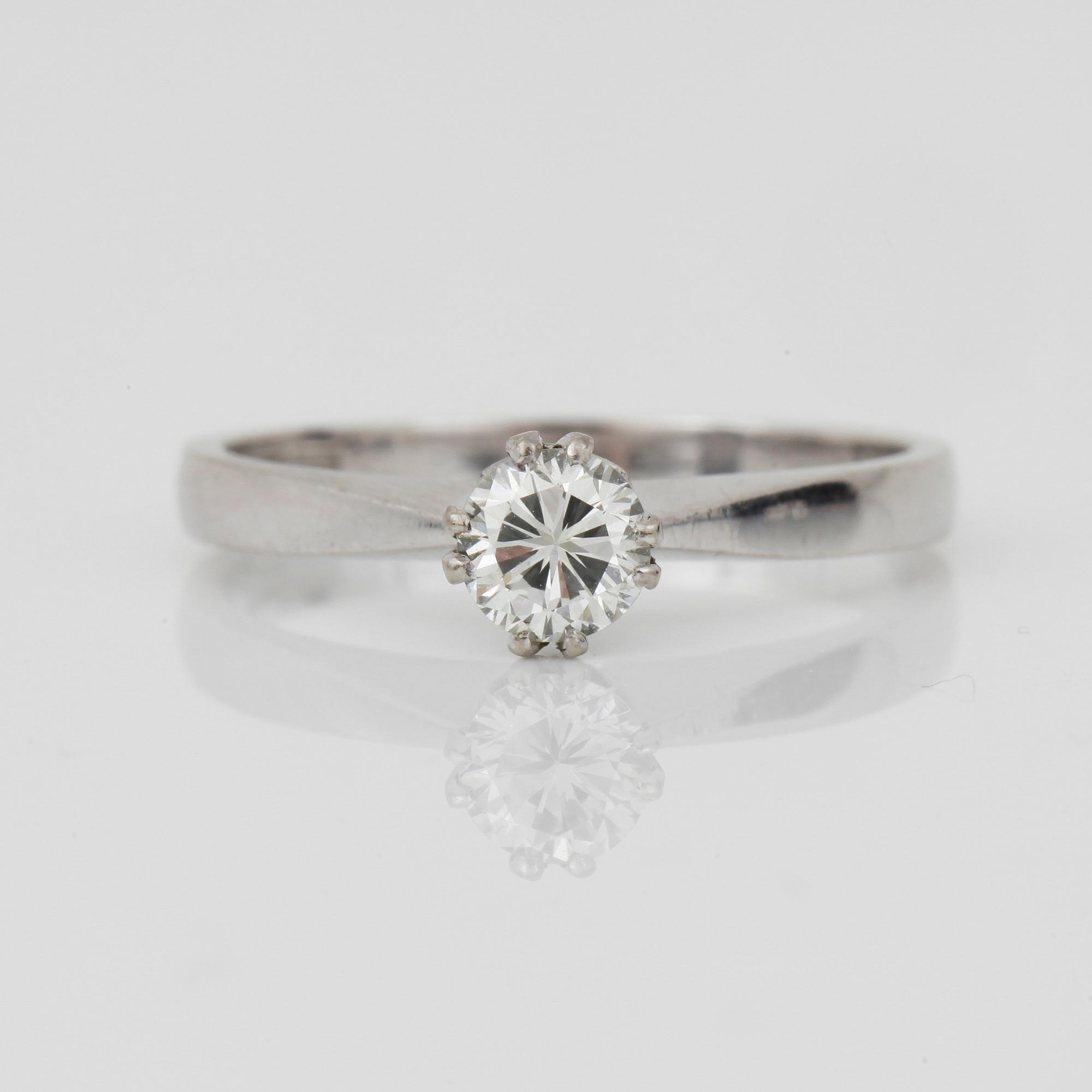 RING, 18K vitguld med briljantslipad diamant 0.40 ct. Vikt 3 g.